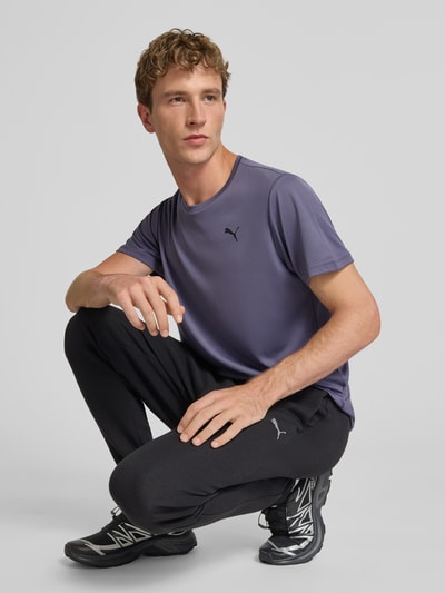Männermodel trägt Regular Fit Sport-T-Shirt mit Logo-Print Modell 'TAD Essential' von PUMA, Herren Sport-T-Shirt, Ganzkörperansicht von vorne.