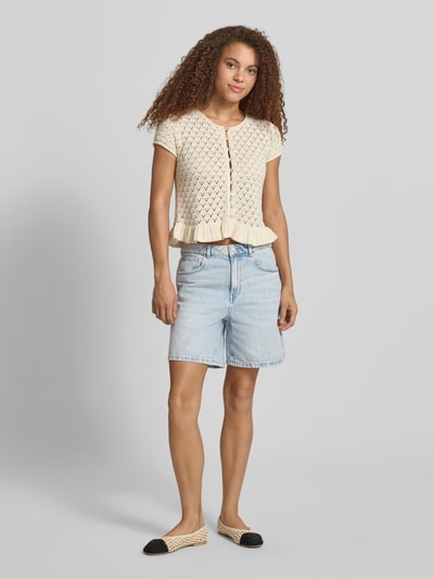 Frauenmodel trägt Jeansshorts mit Eingrifftaschen von REVIEW, Reine Baumwolle, Regular-Fit, hellblau, Ganzkörperansicht von vorne.