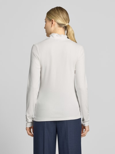 Frauenmodel trägt Slim Fit Longsleeve aus Baumwoll-Mix von MORE, stójka, fakturowany wzór, długość tyłu w rozmiarze 36: 58 cm, Ganzkörperansicht Rückansicht.
