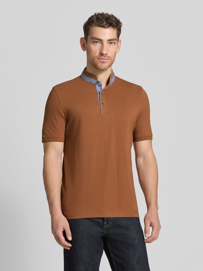 Männermodel trägt Regular Fit Poloshirt mit Stehkragen und Logo-Stitching von bugatti in Braun, Reine Baumwolle, kurze Knopfleiste, Label-Detail, Ganzkörperansicht von vorne. Rückenlänge bei Größe M: 70 cm.
