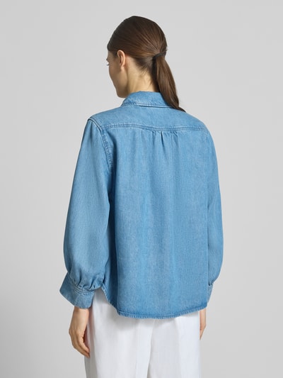 Frauenmodel trägt Regular Fit Hemdbluse aus reinem Lyocell in Denim-Optik von Lanius, blaue Farbe, gerade Form, strukturierte, weiche Oberfläche, Hemdblusenkragen, langärmeliges Design, durchgängige Knopfleiste, Rückenlänge bei Größe 36: 64 cm, Ärmellänge bei Größe 36: 52 cm, Ganzkörperansicht Rückansicht.