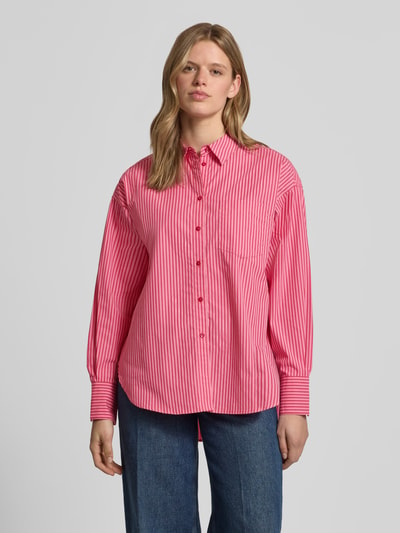 Frauenmodel trägt Relaxed Fit Bluse mit Brusttasche Modell 'JAMIE' von JJXX aus Reine Baumwolle, Hemdblusenkragen, Ganzkörperansicht von vorne.