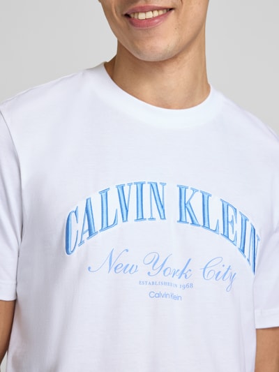 Männermodel trägt T-Shirt mit Label-Stitching von Calvin Klein Jeans aus Reine Baumwolle in Weiß, Slim-Fit, Rundhalsausschnitt, Nahaufnahme Oberkörper