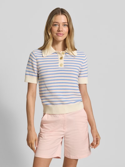 Frauenmodel trägt Strickshirt mit Polokragen und Knopfleiste von Gant in Creme mit blauen Streifen, reine Baumwolle, Regular Fit, Ganzkörperansicht von vorne