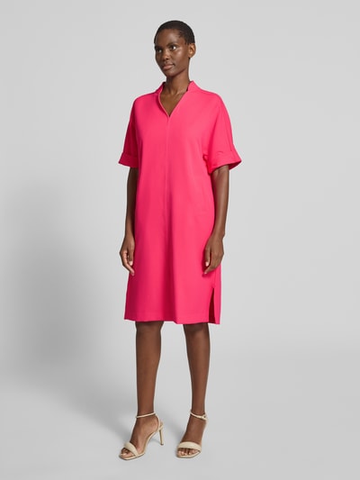 Frauenmodel trägt Knielanges Kleid mit Eingrifftaschen von Milano Italy in Pink, gerader Schnitt, V-Ausschnitt, Halbarm, Material-Mix, Ganzkörperansicht von vorne.