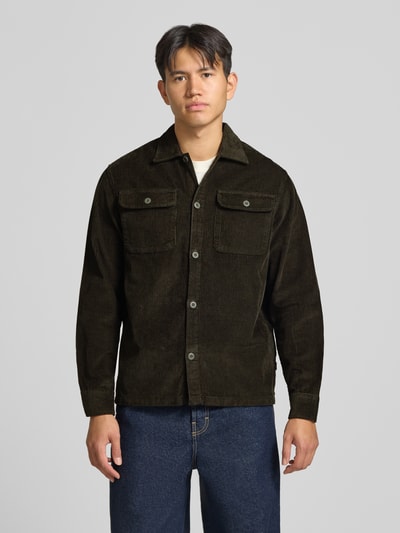 Männermodel trägt Regular Fit Hemdjacke aus Cord Modell 'REGENT' von JACK & JONES in Dunkelbraun, Kentkragen, Brusttaschen, Ganzkörperansicht von vorne, reine Baumwolle, Rückenlänge bei Größe M 72 cm.
