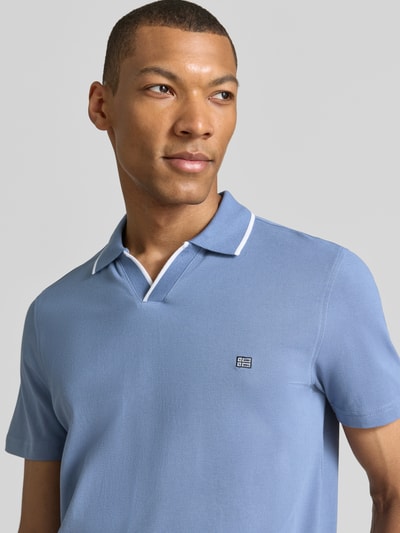 Mężczyzna nosi Modern Fit Poloshirt mit Logo-Stitching od Christian Berg Men, bawełna, kołnierzyk polo, jasnoniebieski, zbliżenie na górną część ciała