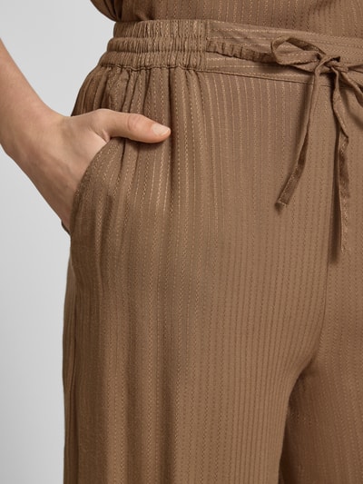 Frauenmodel trägt Wide-Leg-Pants mit elastischem Bund Modell 'INA' von Vila aus reiner Viskose; Detailaufnahme Eingrifftasche.