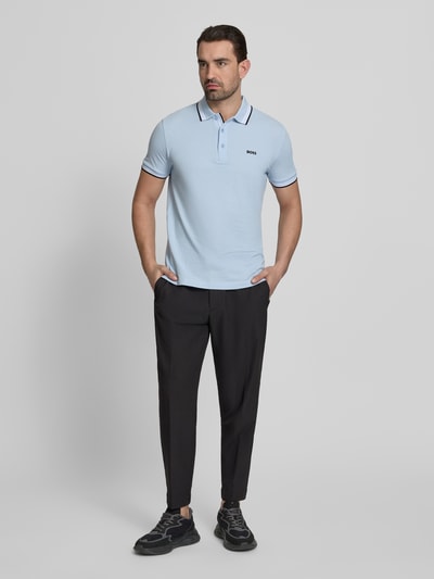 Männermodel trägt Regular Fit Poloshirt aus reiner Baumwolle Modell 'PADDY' von BOSS Green, Optik: Unifarben, Piqué-Struktur, Ganzkörperansicht von vorne.