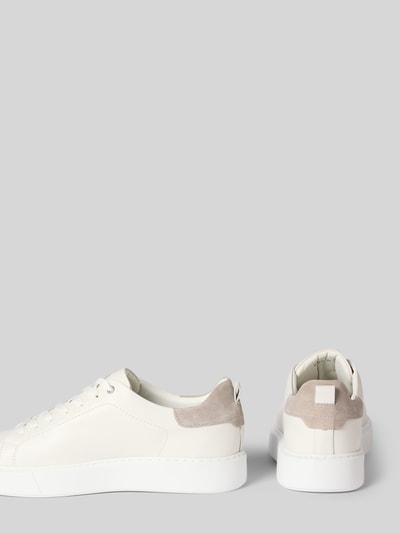 Produktfoto, Sneaker aus Leder Modell 'Sound' von DIGEL in Creme und Beige mit abgerundete Spitze, Schnürung, Absatzhöhe 4 cm, Schafthöhe 8 cm, Schaftweite 7 cm, Echtleder, schlichte Textur, Seiten- und Rückansicht.