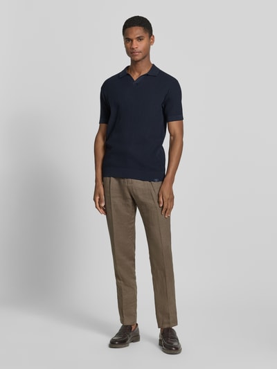 Männermodel trägt Slim Fit Strick-Poloshirt mit V-Ausschnitt von Lerros, Strukturmuster, Reine Baumwolle, 1/2-Arm, Ganzkörperansicht von vorne.