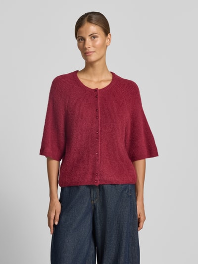 Frauenmodel trägt Strickweste mit 1/2-Arm Modell 'Bondie Hope' von MSCH Copenhagen, rubinrot, Woll-Mix, Regular Fit, Rundhalsausschnitt, Knopfleiste, Ganzkörperansicht von vorne.