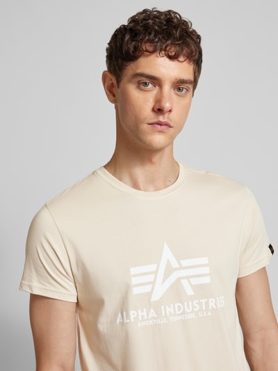 Alpha Industries T-shirt z nadrukiem z logo Złamany biały 3