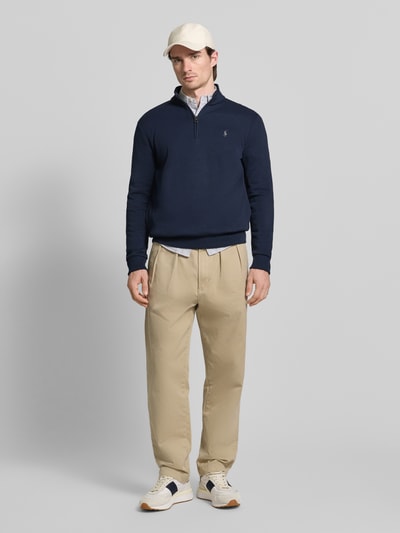 Männermodel trägt Regular Fit Troyer aus Baumwoll-Mix von Polo Ralph Lauren in Optik: Unifarben mit Logo-Detail, Langarm, Piqué, Ganzkörperansicht von vorne.