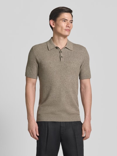 Männermodel trägt Regular Fit Poloshirt mit Strukturmuster Modell 'Riley' von Jack & Jones Premium in Reine Baumwolle, kurzärmelig, melierte Beige- und Brauntöne, Rückenlänge bei Größe M 73 cm, Ganzkörperansicht von vorne.
