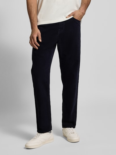 Männermodel trägt Stoffhose mit 5-Pocket-Design von Carhartt Work In Progress, Reine Baumwolle, Gerader Schnitt, Ganzkörperansicht von vorne.
