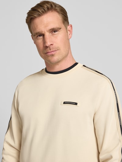 Männermodel trägt Sweatshirt mit Label-Details und Rundhalsausschnitt von EA7 Emporio Armani, Baumwoll-Mix, Regular-Fit, Nahaufnahme Oberkörper.