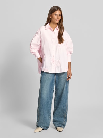 Frauenmodel trägt Regular Fit Hemdbluse aus reiner Baumwolle Modell 'Dalma Doris' von Neo Noir, floraler Allover-Besatz, Ganzkörperansicht von vorne.