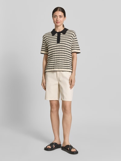 Vrouwenmodel draagt Regular Fit Bermudas uit mix van katoen en lyocell model 'VILLA' van Vero Moda in denimlook, 5-pocketmodel, beige kleur, met boord, tunnelkoord, knoop- en ritssluiting; vooraanzicht, volledige lichaamsopname.