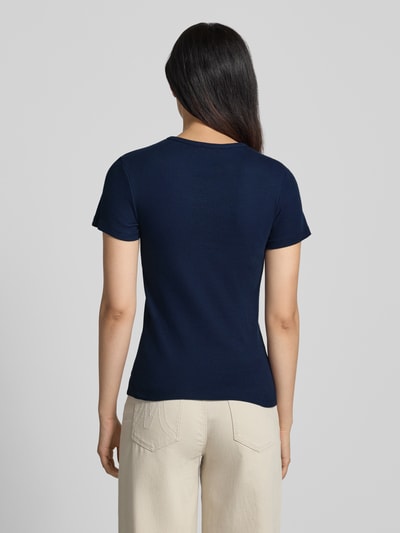 Frauenmodel trägt Slim Fit T-Shirt aus mieszanka bawełny i elastanu von MORE & MORE, prążkowane, okrągły dekolt, krój z krótkim rękawem, długość tyłu w rozmiarze 36: 57 cm, granatowy kolor, gładka struktura, Ganzkörperansicht Rückansicht