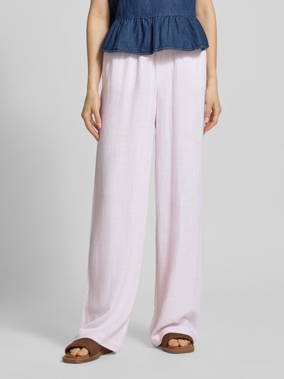 Frauenmodel trägt Loose Fit Weite Hose aus Viskose-Leinen-Mix Modell 'SIESTA' von Only in Two-Tone-Optik, Flammgarn, Nahaufnahme Unterkörper.