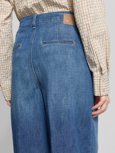 Frauenmodel trägt Wide Fit Jeans mit Leinen-Anteil Modell 'Mayla' von Raffaello Rossi im Leinen-Baumwoll-Mix mit Gesäßtaschen, Detailaufnahme Rückansicht.