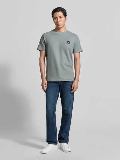 Männermodel trägt T-Shirt mit Label-Patch und Rundhalsausschnitt von Lerros, Reine Baumwolle, Gerader-Schnitt, Herren T-Shirt, Ganzkörperansicht von vorne. Rückenlänge bei Größe M: 69 cm. Farbe grau, glatte Struktur, einfache Form.