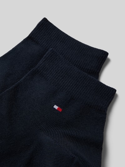 Produktfoto, Sneaker-Sokken van katoenmix in set van 2, model '2ER QUARTER' van Tommy Hilfiger, geribde band, labeldetail, heren, zwart, textuur duidelijk zichtbaar.