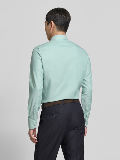 Männermodel trägt Slim Fit Business-Hemd aus katoen met kentkraag van ETERNA in lichtgroen, knoopsluiting, ruglengte 81 cm, schouderbreedte 46 cm, mouwlengte 68 cm, zakelijk heren overhemd, Ganzkörperansicht Rückansicht.