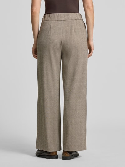 Frauenmodel trägt Weite Hose mit Viskose-Anteil von s.Oliver BLACK LABEL, beige gemustert, lockere Form, Ganzkörperansicht Rückansicht. Damen Weite Hose von s.Oliver BLACK LABEL.