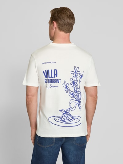 Männermodel trägt T-Shirt mit Motiv-Print Modell 'EGEBJERG' von Casual Friday, weiße Baumwolle, Regular Fit, Rückenansicht, Ganzkörperansicht Rückansicht.