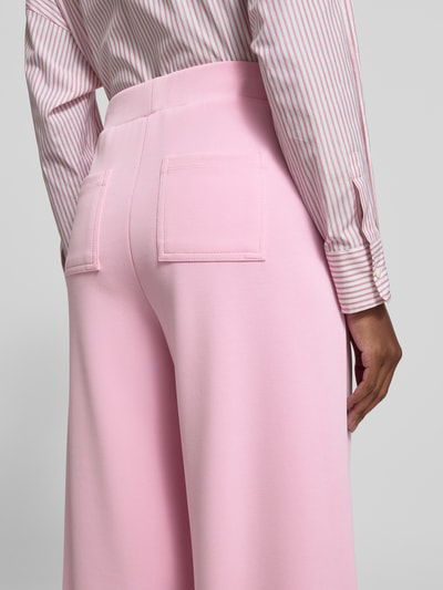 Vrouwenmodel draagt Wide Leg Sweatpants met steekzakken van Rich & Royal in lichtroze modalmix met stretch, detailopname rug.