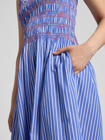 Frauenmodel trägt A-Linie Freizeitkleid aus reiner Baumwolle von Tommy Hilfiger, blau-weiß gestreift mit roten Nähten, Nahaufnahme Oberkörper. Damen Freizeitkleid