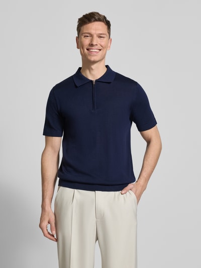 Männermodel trägt Regular Fit Poloshirt aus reiner Wolle Modell 'TRAY' von Selected Homme, Optik: Unifarben, Stricktextur, Nahaufnahme Oberkörper.