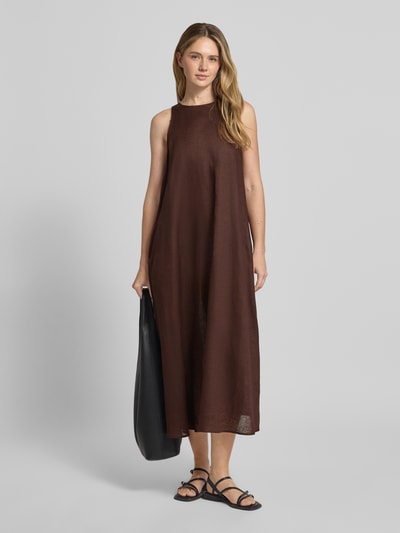 Frauenmodel trägt Midikleid aus Leinen mit Rundhalsausschnitt Modell 'UKARA' von ECOALF, A-Linie, brauner Stoff, Ganzkörperansicht von vorne.