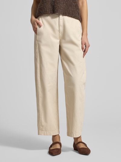 Frauenmodel trägt Barrel Fit Chino mit Gesäßtaschen von Jake*s Casual in Beige aus reiner Baumwolle, mit Eingrifftaschen, Nahaufnahme Oberkörper.
