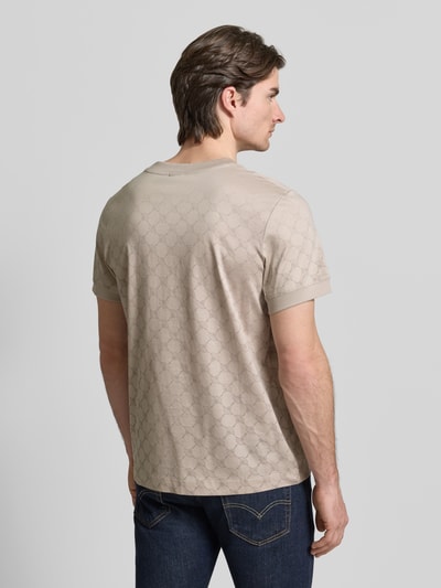Männermodel trägt Regular Fit T-Shirt mit Rundhalsausschnitt Modell 'Davison' von JOOP! Collection, beige, strukturierte Oberfläche, Ganzkörperansicht Rückansicht.