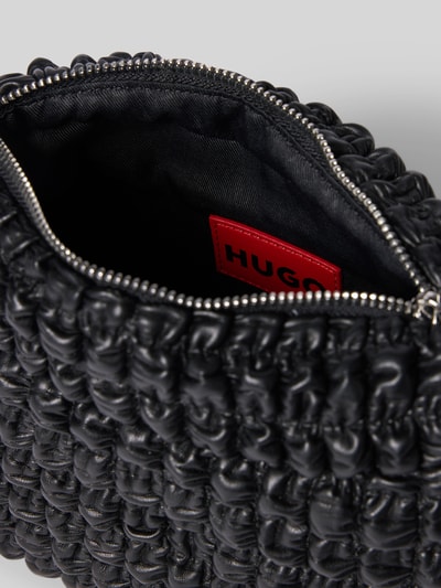Produktfoto, Henkeltasche mit Label-Applikation Modell 'Mhati' von HUGO in schwarzer Lederoptik, quadratisch, Reißverschluss, Hauptfach, Struktur mit Raffung