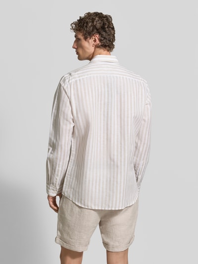 Männermodel trägt Slim Fit Business-Hemd aus Leinen-Mix mit Kentkragen von Jake*s, beige gestreift, Ganzkörperansicht Rückansicht. Herren Business-Hemd mit Baumwoll-Leinen-Mix, durchgängiger Knopfleiste, langärmeligem Design, Sportmanschetten, Rückenlänge 77 cm, Schulterbreite 48 cm, Ärmellänge 68 cm.