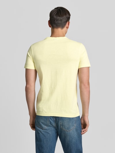 Männermodel trägt Regular Fit T-Shirt mit V-Ausschnitt von Lerros in hellgelb, reine Baumwolle, Logo-Stitching, Ganzkörperansicht Rückansicht.