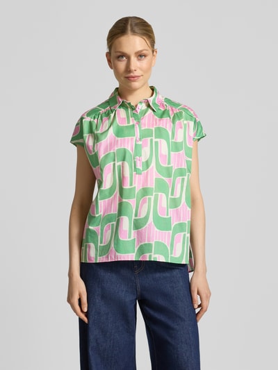 Modelka nosi Regular Fit Bluse im Allover-Look od Milano Italy, bawełna, kołnierzyk koszulowy, krój regular fit, widok całej sylwetki z przodu