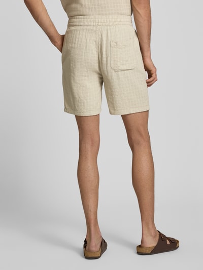 Männermodel trägt Regular Fit Shorts aus Viskose-Leinen-Mix Modell 'TEL LATHAM' von Only & Sons, Struktur, Optik: Unifarben, Ganzkörperansicht Rückansicht.