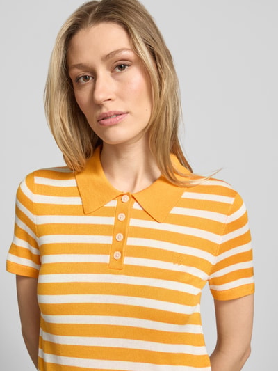 Frauenmodel trägt Regular Fit Poloshirt aus Lyocell-Seiden-Mix von Tommy Hilfiger, Optik:Allover-Muster, Feinstrick, Nahaufnahme Oberkörper