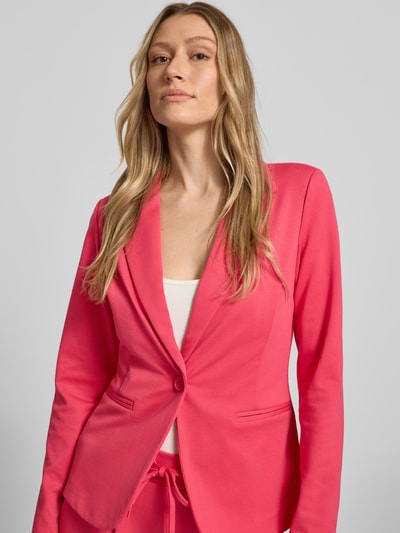 Vrouwenmodel draagt Regular Fit blazer met viscose, model 'Kate' van ICHI in roze, paspelzakken, knoopsluiting, nahaufnahme bovenlichaam.