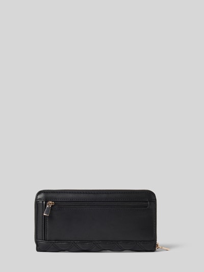 Produktfoto, schwarzes Portemonnaie mit Steppnähten Modell 'GIULLY II' von Guess, Label-Applikation, Hauptfach mit Reißverschluss, Trageschlaufe.