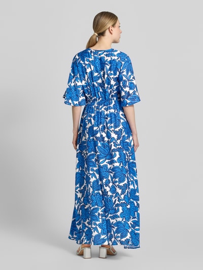 Frauenmodel trägt Maxikleid aus Viskose-Mix mit Kordelzug Modell 'KAIA' von B.Young, blau-weißes florales Muster, taillierter Schnitt, Ganzkörperansicht Rückansicht, Damen Maxikleid, V-Ausschnitt, Rückenlänge bei Größe 36: 35 cm, Brustweite: 44 cm, Ärmellänge: 31 cm.