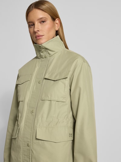 Frauenmodel trägt Regular Fit Parka aus Baumwoll-Mix von s.Oliver RED LABEL in Optik: Unifarben mit Pattentaschen, Nahaufnahme Oberkörper.