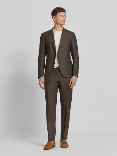 Männermodel trägt Slim Fit 2-Knopf-Sakko aus Leinen Modell 'Hoverest' von JOOP! Collection in Braun, feine Textur, Ganzkörperansicht von vorne.