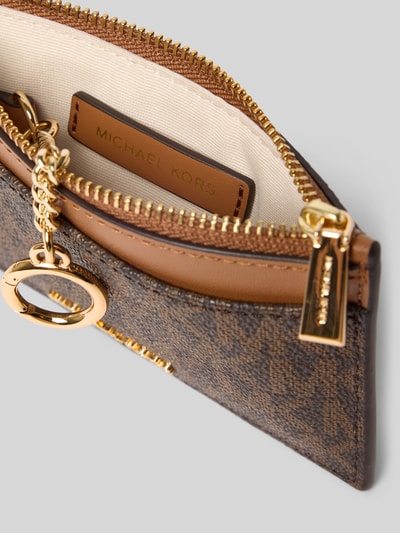 Produktfoto, Portemonnaie mit Logo-Detail Modell 'Jet Set' von MICHAEL Michael Kors, braunes Allover-Logo-Print, Reißverschluss, goldene Details, Steckfach, strukturierte Oberfläche