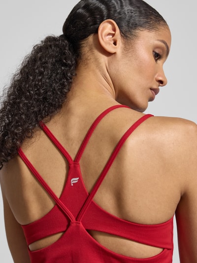 Frauenmodel trägt rotes Cropped Trägertop mit integriertem BH Modell 'PRINCIPLE' von Fabletics, Racerback, Material-Mix mit Stretch-Anteil, Rückenlänge bei Größe S: 20 cm, Detailaufnahme Rückenansicht.
